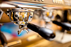 Interieurfotografie von Ladenausstattungen. Kaffeemaschine in einer Bar in Hamburg.