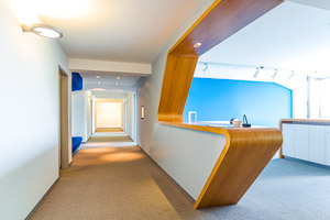 Architekturfotografie in Gewerberäumen. Eingangsbereich eines Bürogebäudes.