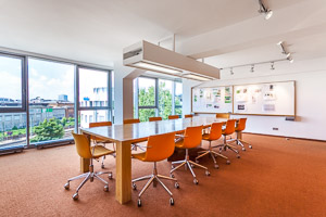Innenarchitekturfotografie in Gewerberäumen. Konferenzraum am Hamburger Hbf.